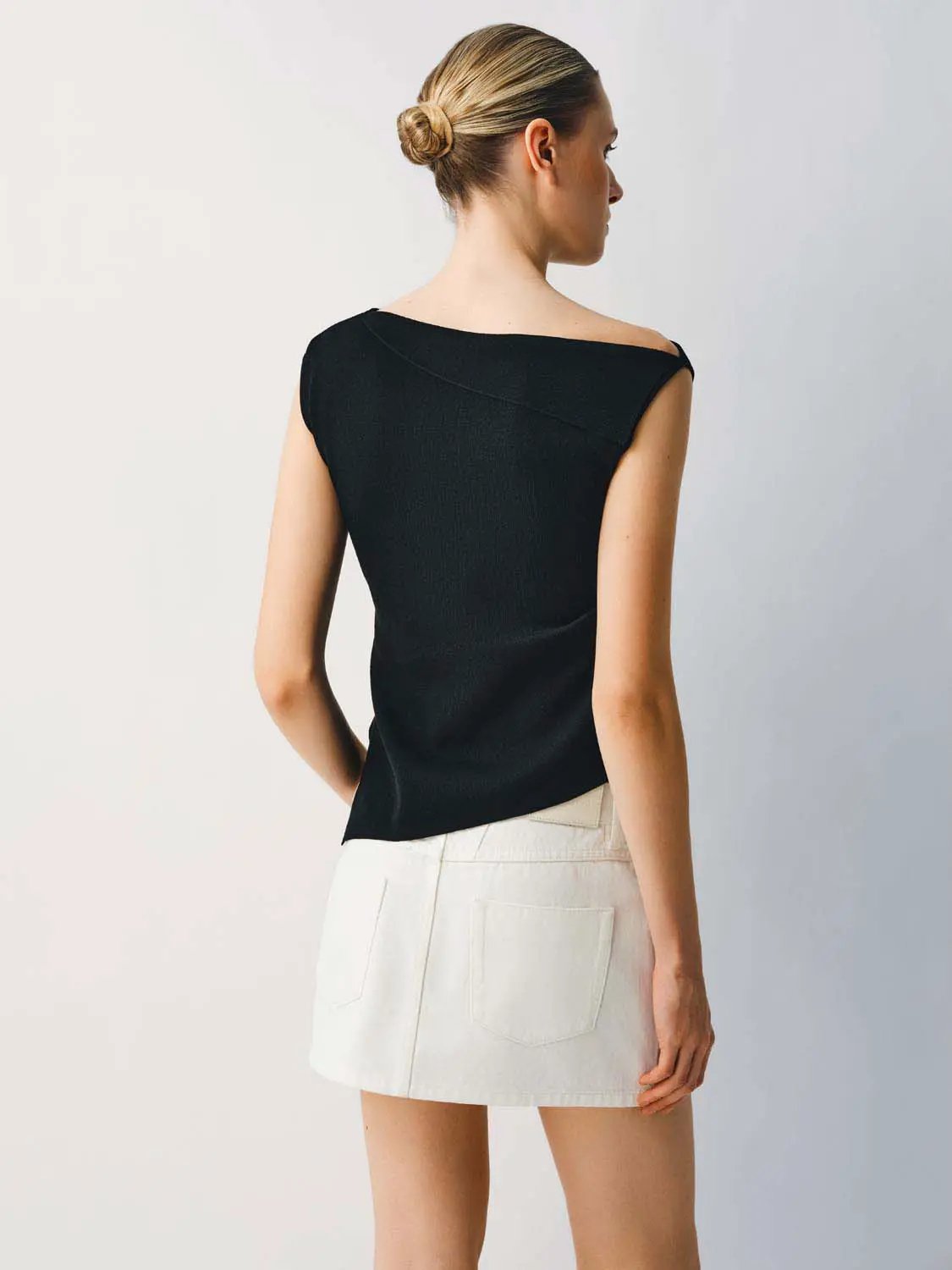 Medium stretch knitted T-shirt, black sleeveless top with an asymmetric neckline