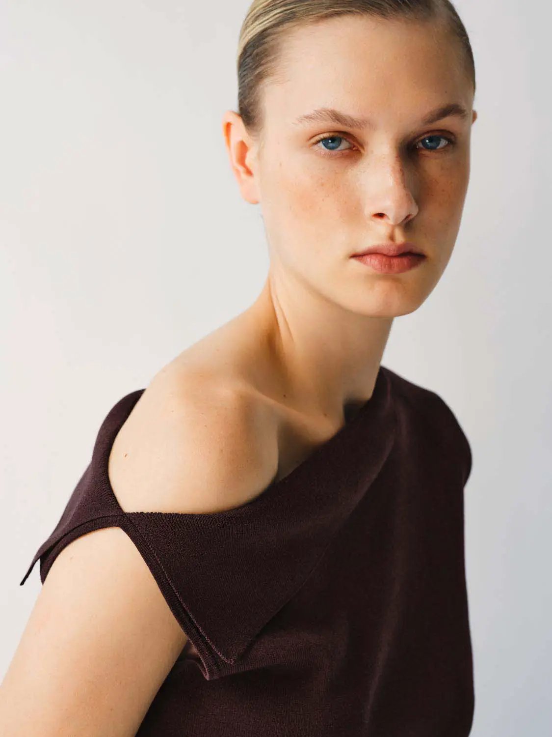 Medium Stretch T-Shirt in burgundy knit fabric; sleek, minimalist top