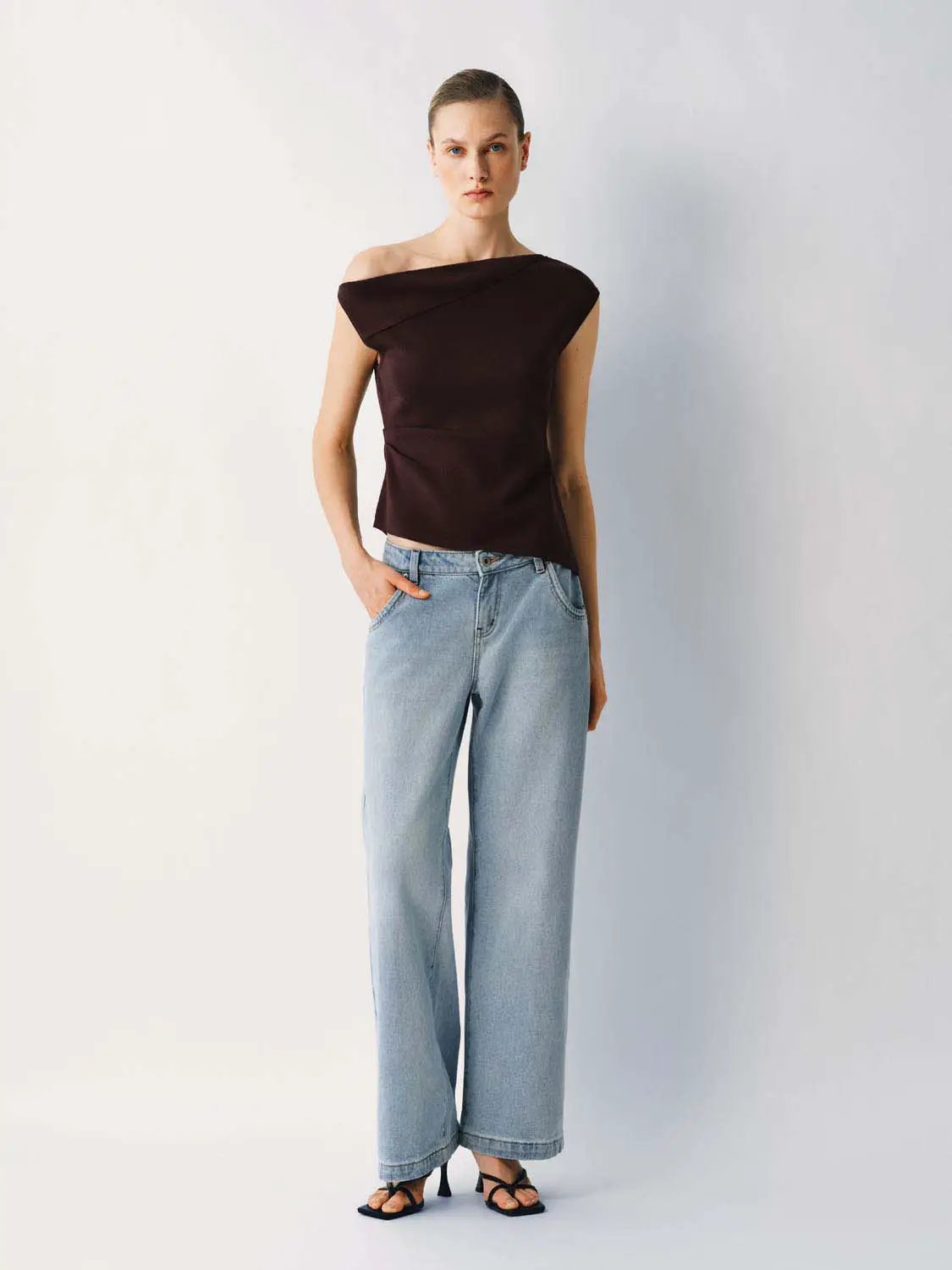 Medium Stretch T-Shirt, brown knitted top paired with light-wash denim jeans, 2-piece outfit.