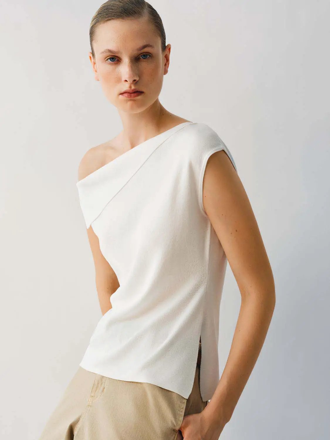 Medium Stretch T-Shirt, white knitted fabric with a one-shoulder draped neckline
