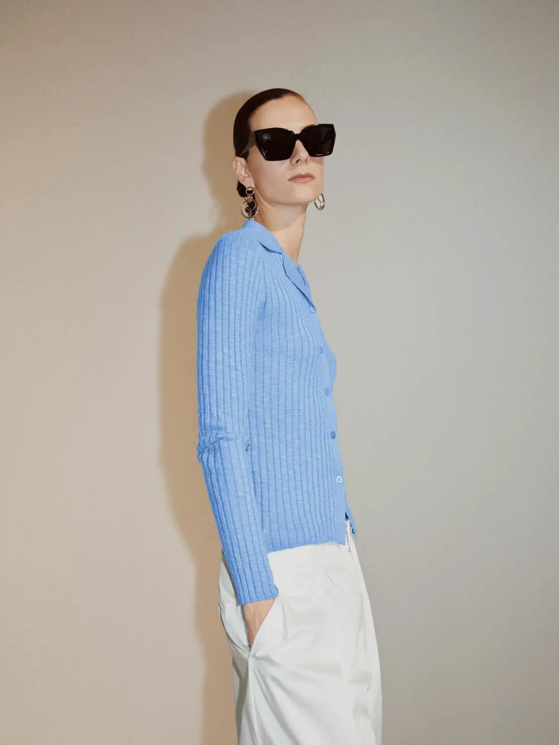 Ribbed cotton-blend shirt collar cardigan in light blue, button-front knit.