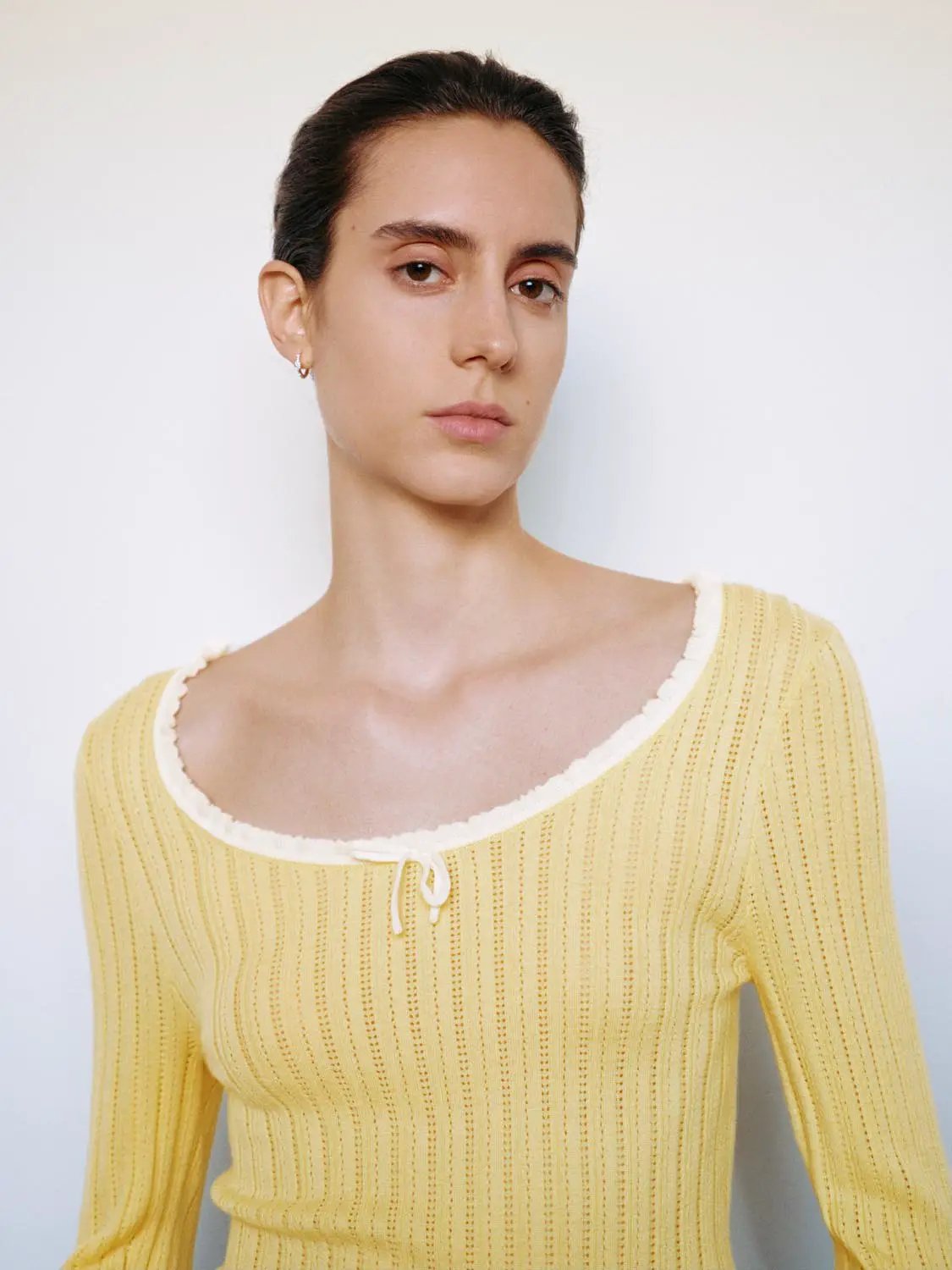 Ribbed square-neck long-sleeve knit T-shirt in yellow with white trim and a front bow