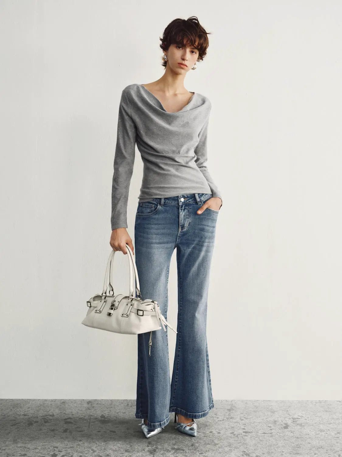 Knit T-Shirt in grey, paired with blue denim jeans and a white handbag