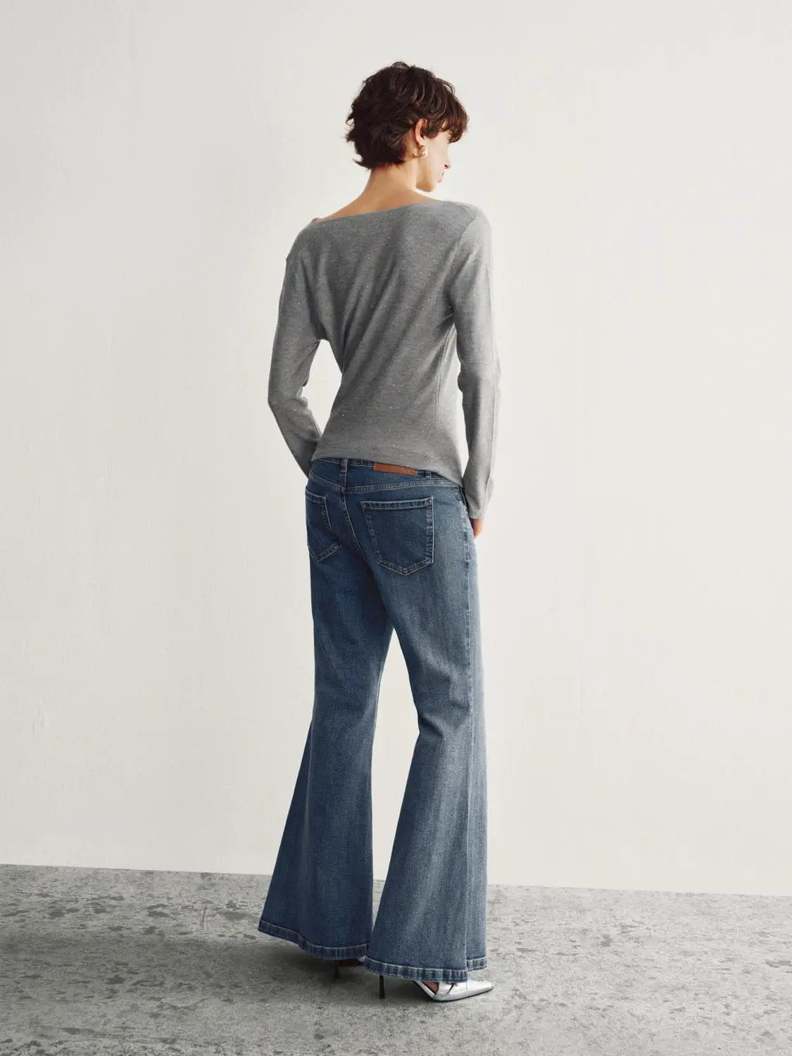 Knit T-Shirt, grey knitted long-sleeve top worn with blue flare jeans.