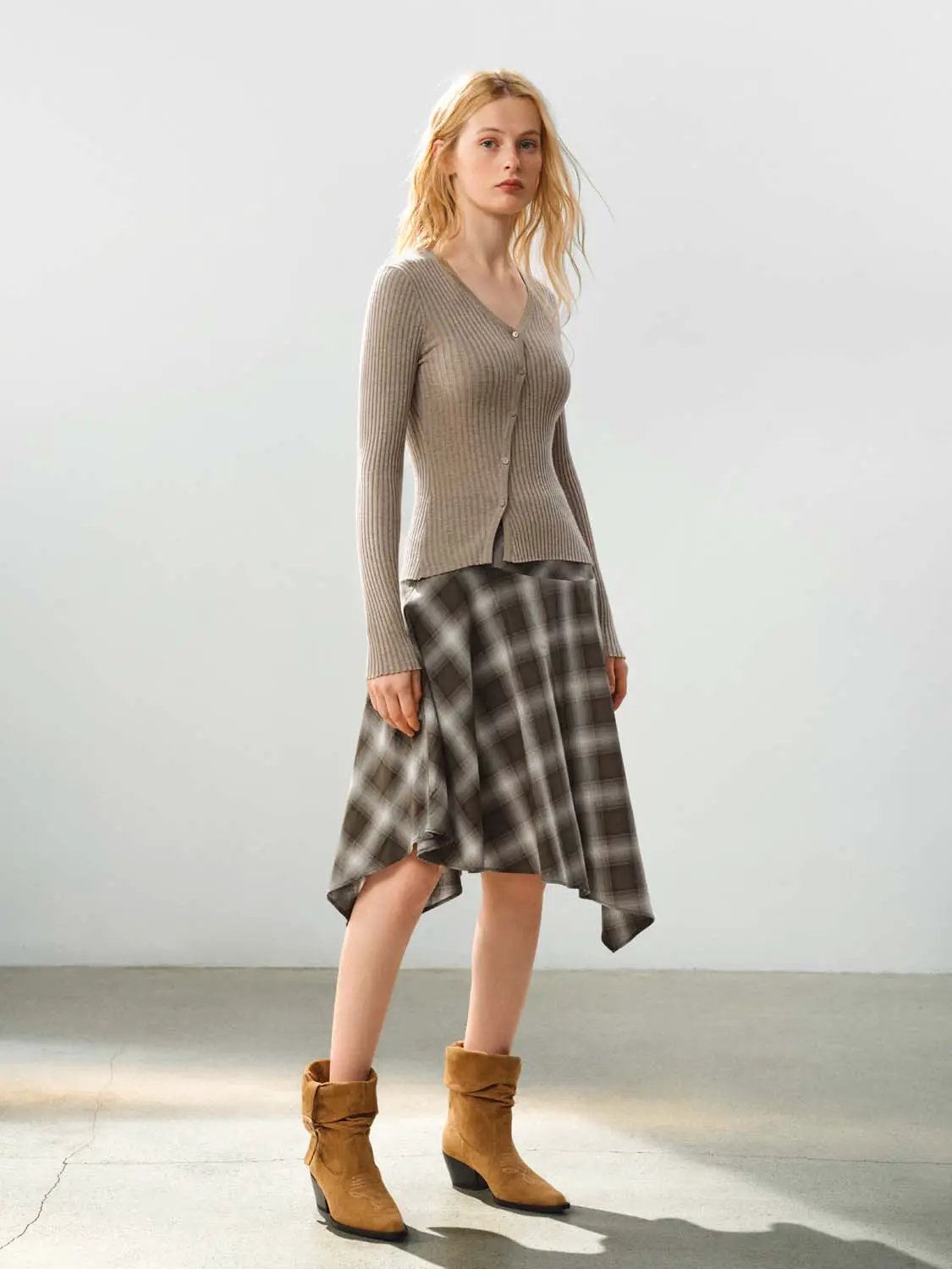 Fitted ribbed knit V-neck long-sleeve cardigan in taupe