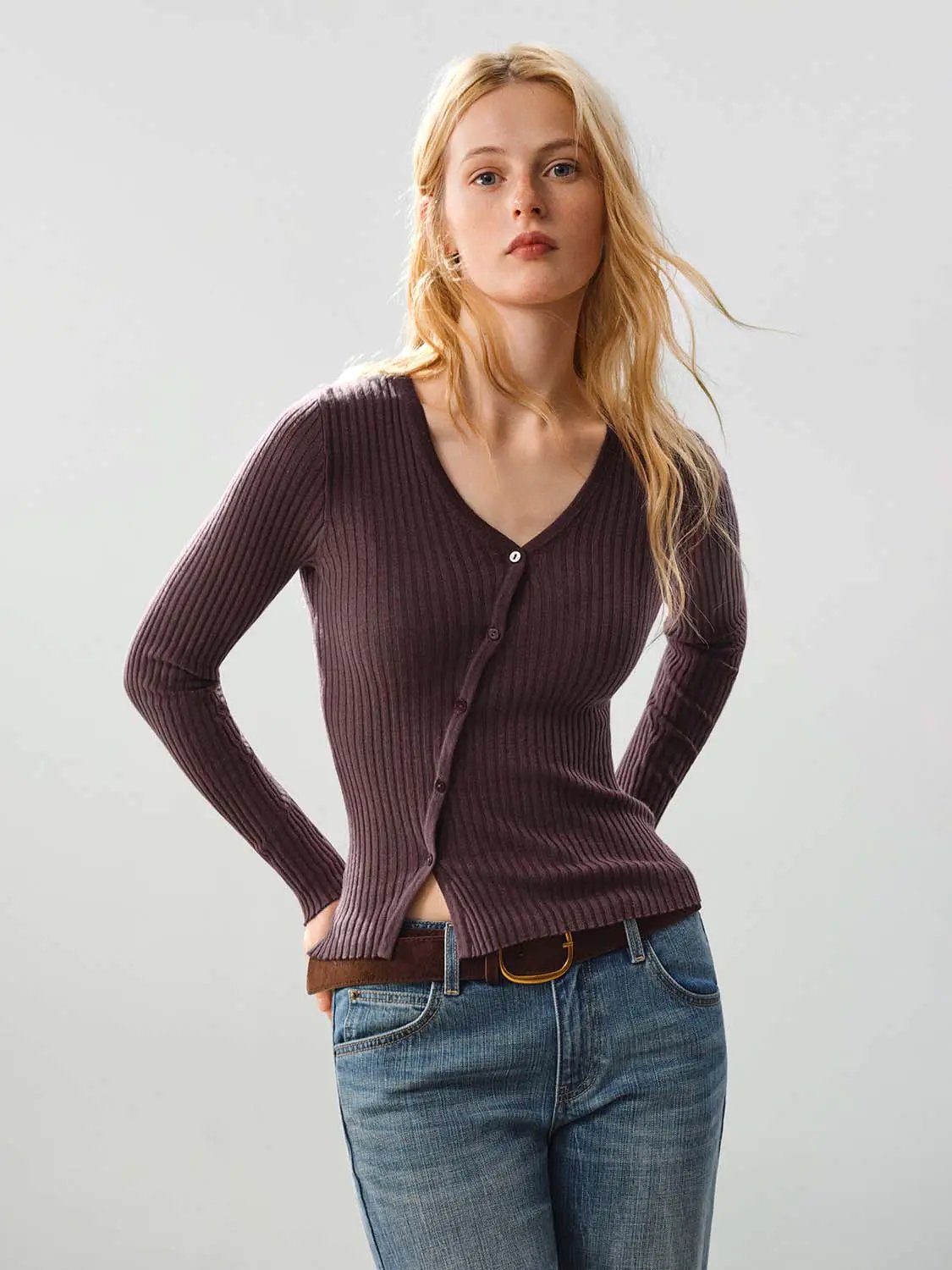 Fitted ribbed knit V-neck long sleeve cardigan in burgundy with button-down front