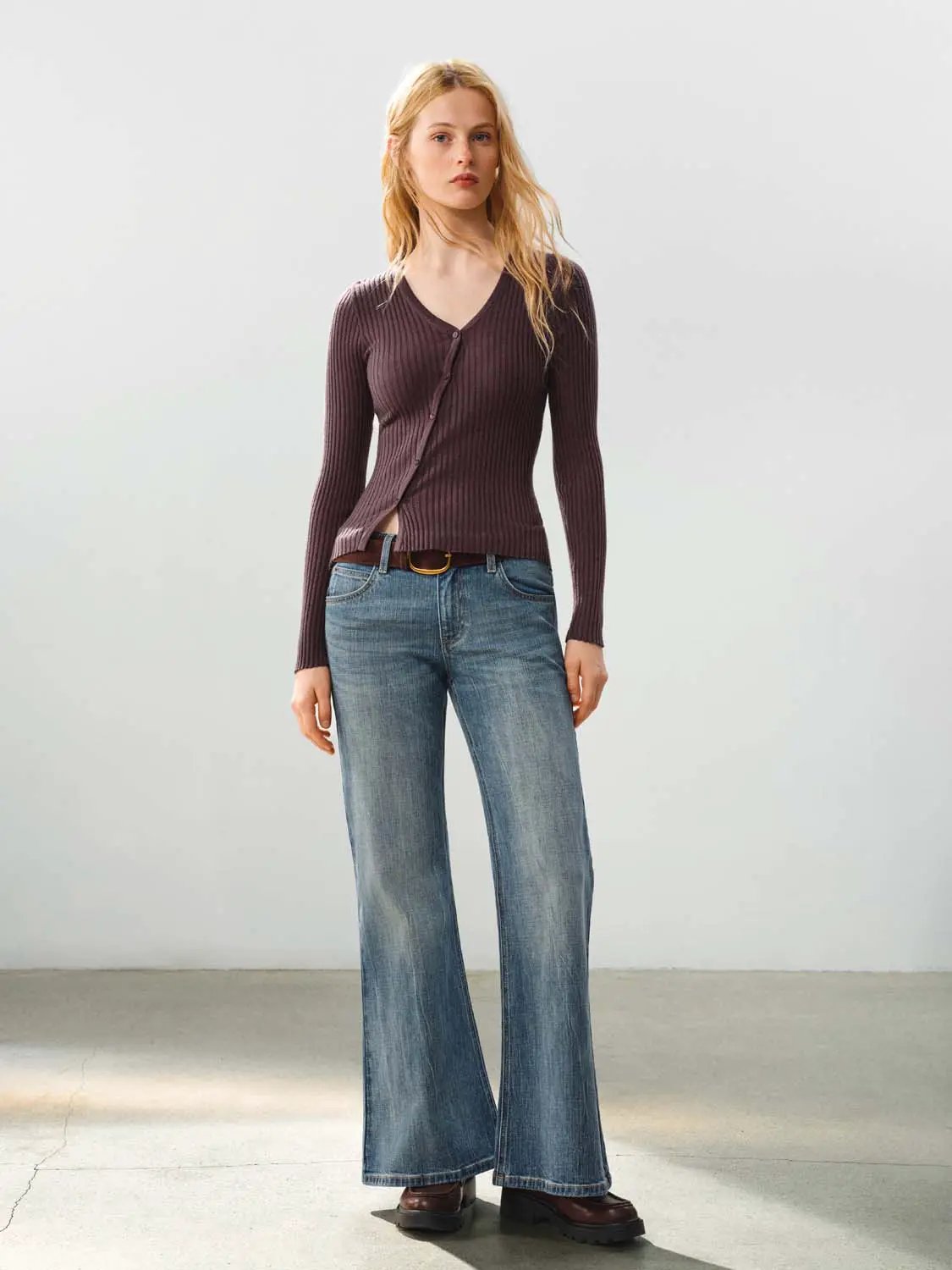Fitted ribbed knit V-neck long-sleeve cardigan in burgundy by Urban Revivo Fashion