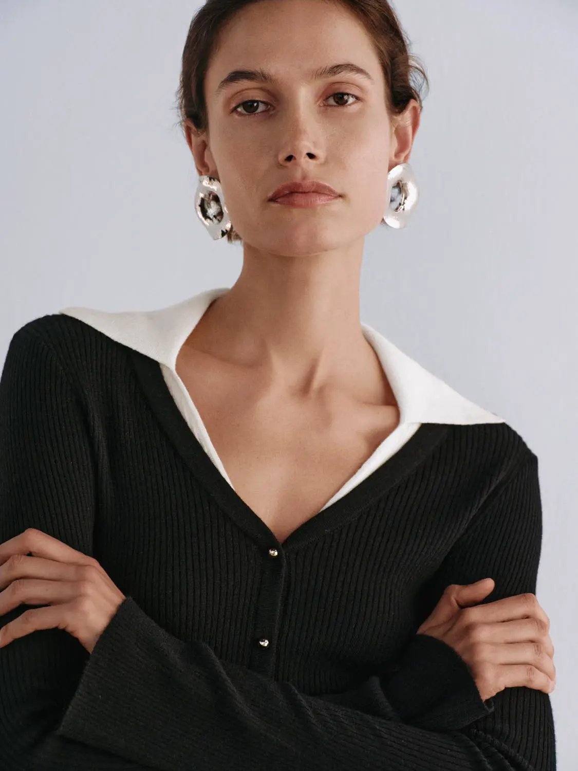Knitted cardigan in black ribbed knit with white collar