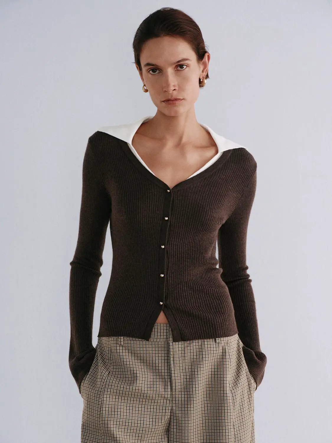Knitted cardigan in dark brown ribbed knit with button-front over white collared shirt