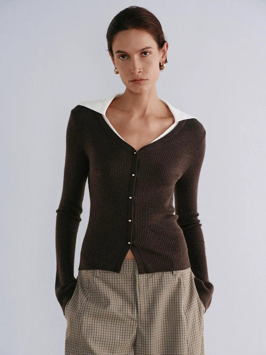 Gerippte Langarm-Strickjacke mit kontrastierendem Kragen und Knopfleiste