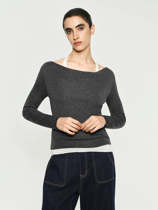 Top in maglia aderente con orlo a contrasto, scollo a barca e maniche lunghe