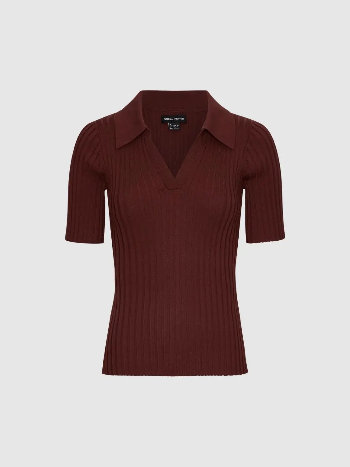 Knitted T-shirt by Urban Revivo in burgundy ribbed knit with short sleeves and collar.