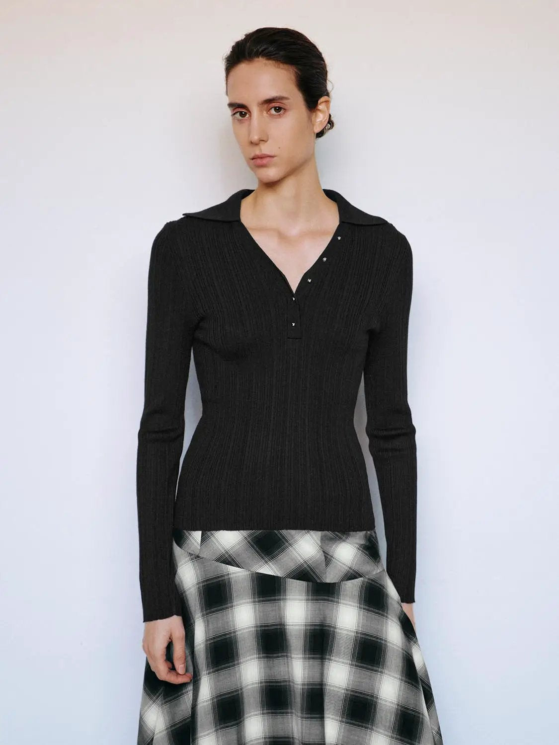 Ribbed fitted polo-collar long-sleeve sweater in black knit fabric