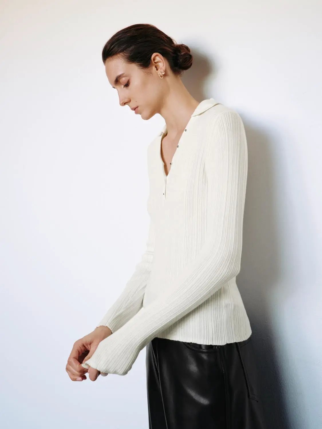 Ribbed fitted polo collar long-sleeve sweater in ivory knit