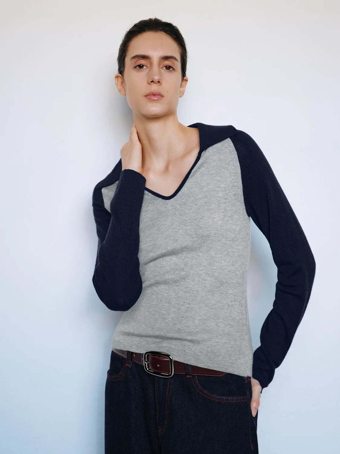 Fitted two-tone V-neck collared long-sleeve knit top in grey body with navy sleeves, Urban Revivo Fashion