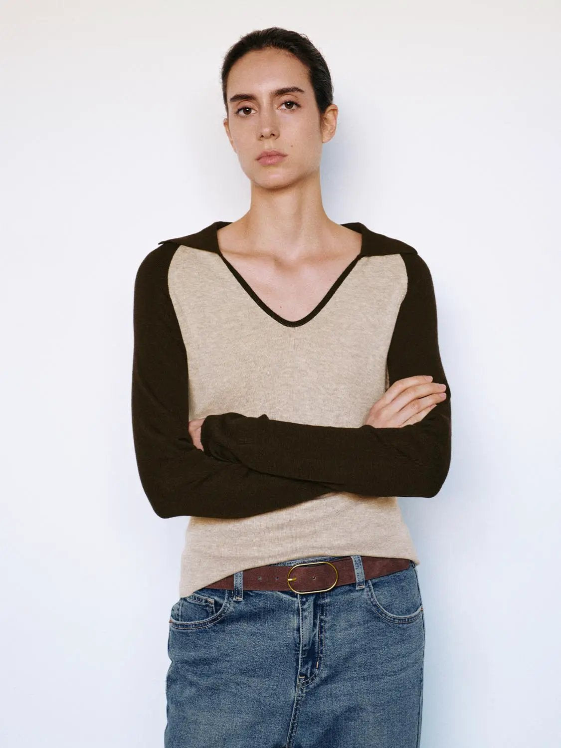 Fitted two-tone V-neck knit top with beige body and brown long sleeves