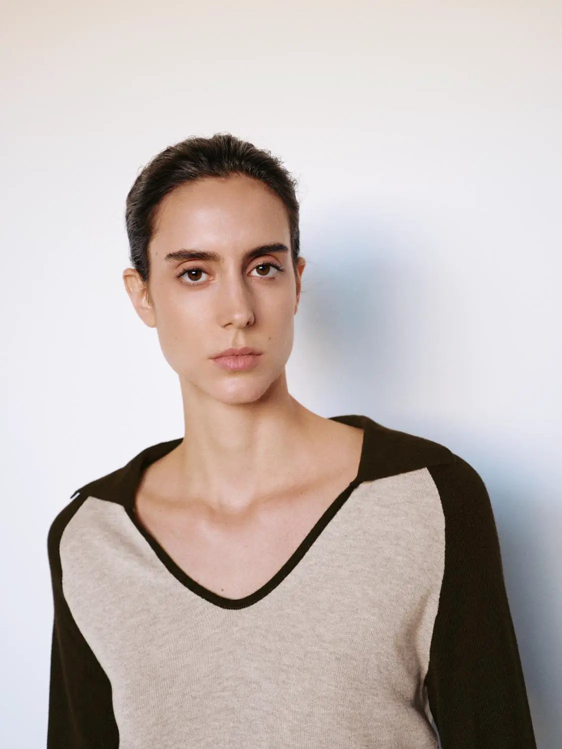 Fitted two-tone V-neck long-sleeve knit top, beige body with dark sleeves