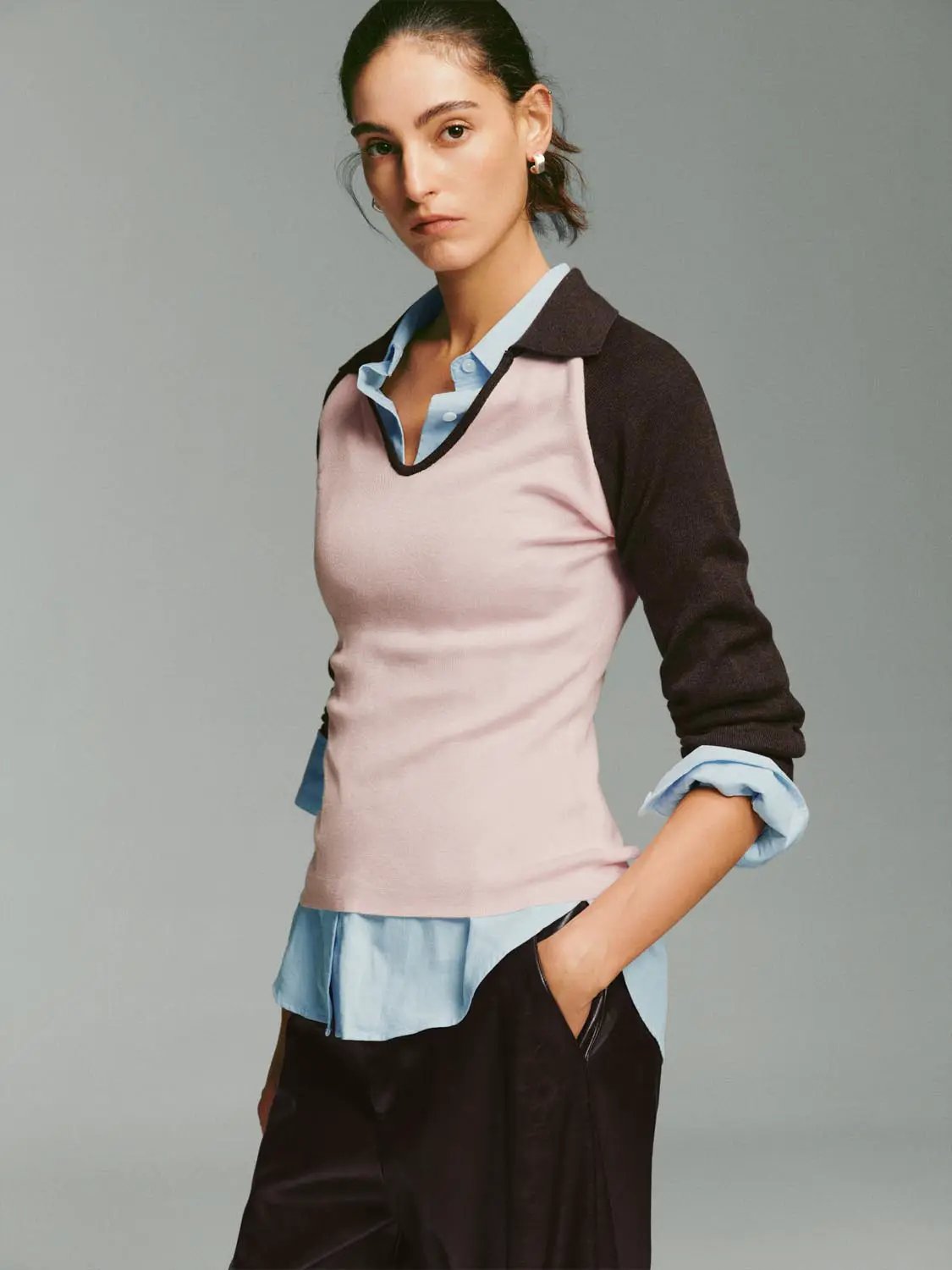 Fitted two-tone V-neck collared long-sleeve knit top in pink with brown sleeves