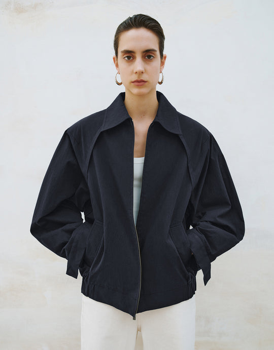 Abrigo recto con mangas caídas en los hombros