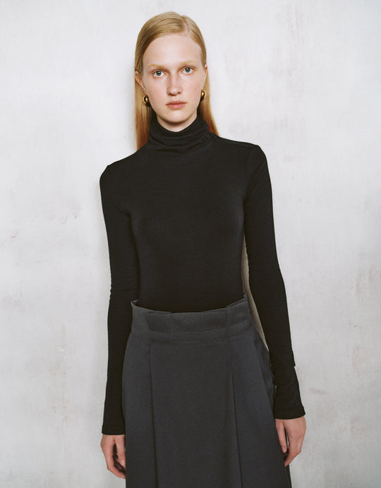 Enges T-Shirt mit Rollkragen