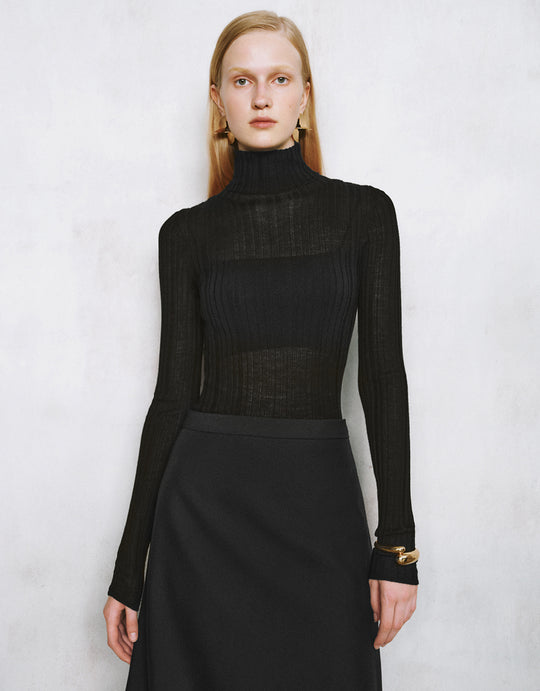 Enges Strick-T-Shirt mit Rollkragen