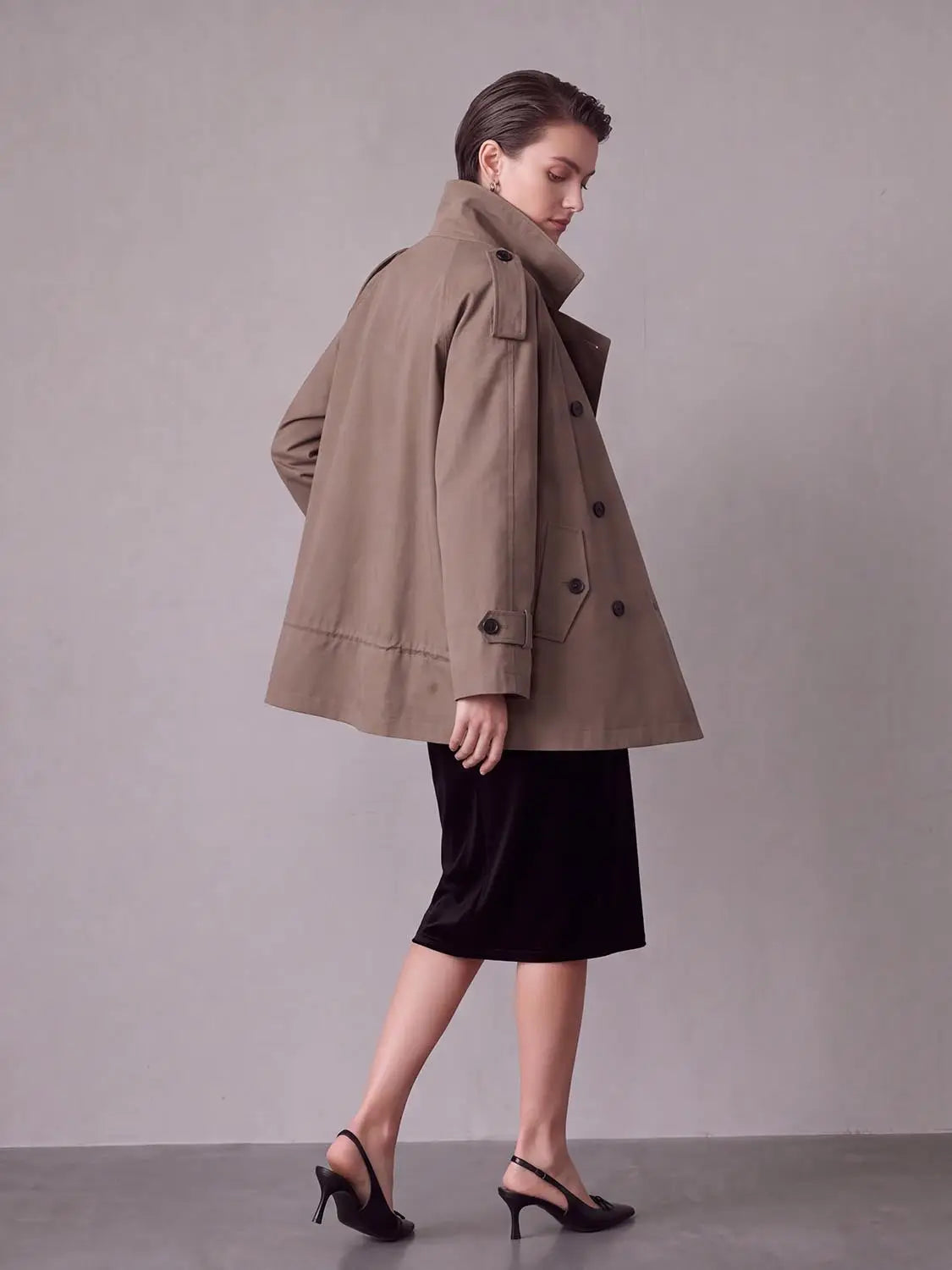 Trench coat in taupe beige, oversized hip-length with double-breasted buttons and wide collar