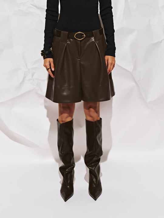 Shorts aus veganem Leder mit weitem Bein und Drapierung
