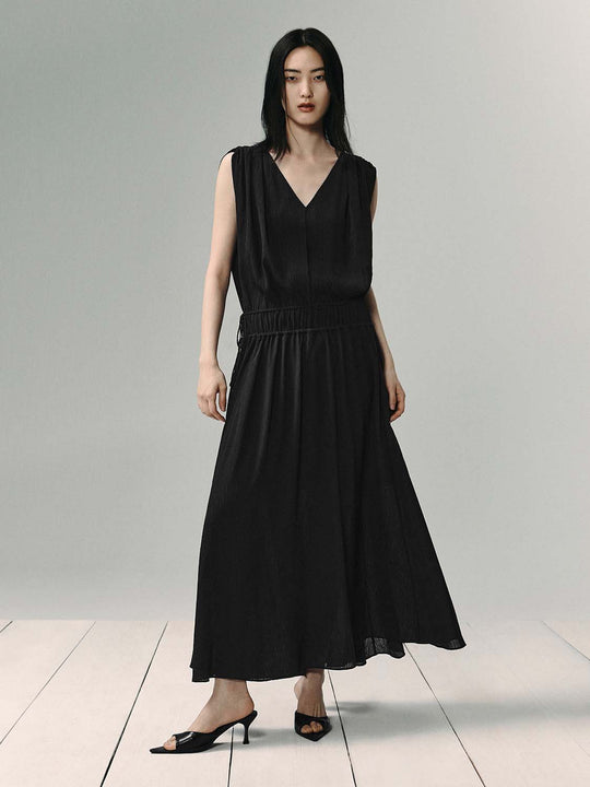 Ärmelloses Maxikleid mit gesmokter Taille und V-Ausschnitt