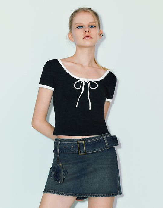 Enges T-Shirt mit U-Ausschnitt