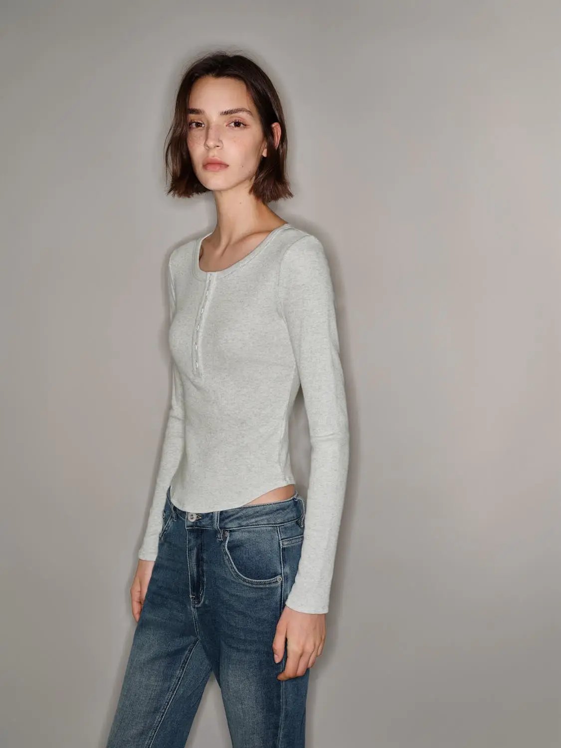 Urban Revivo Fashion T-shirt in light gray, long-sleeve with button placket