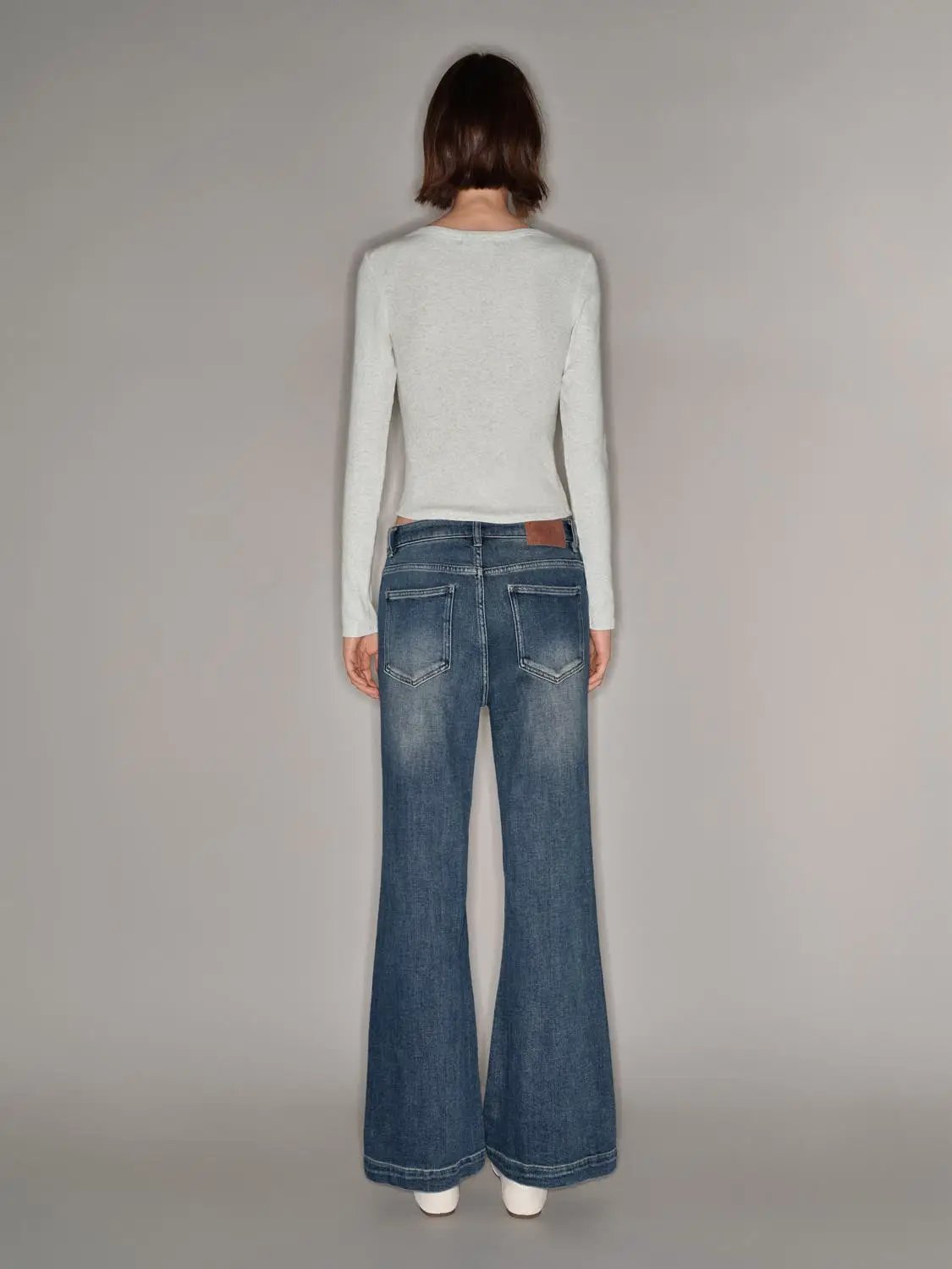 T-Shirt by Urban Revivo Fashion, light gray long-sleeve tee with blue denim jeans