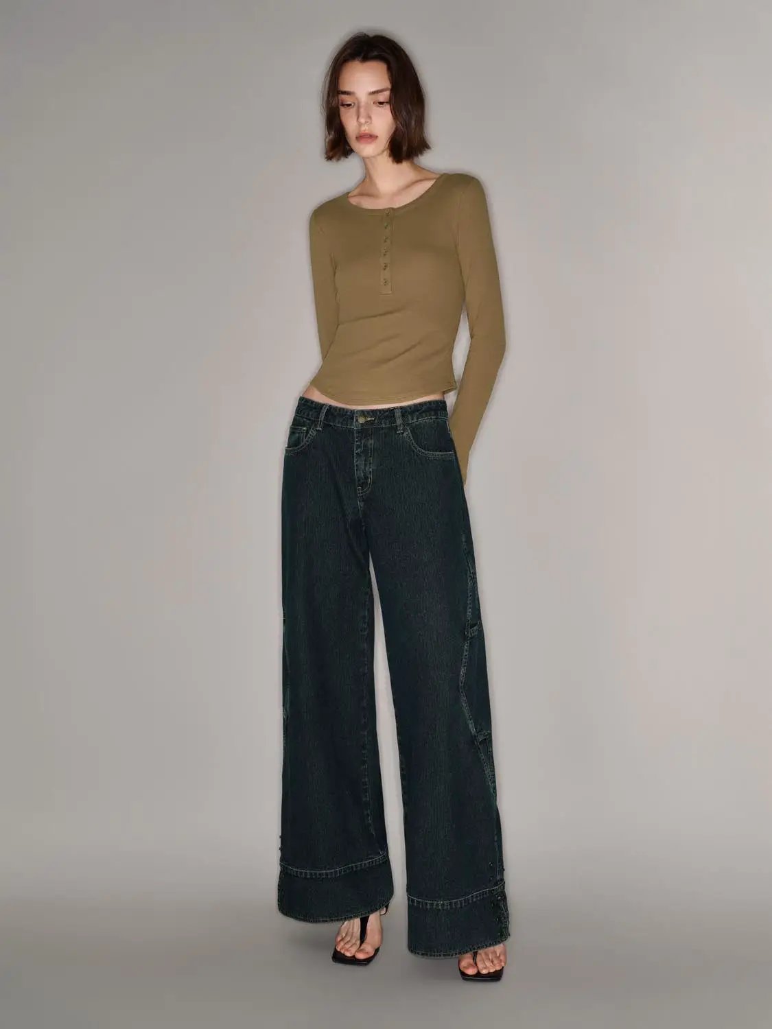 T-shirt in tan with long sleeves and button placket, paired with dark denim wide-leg jeans