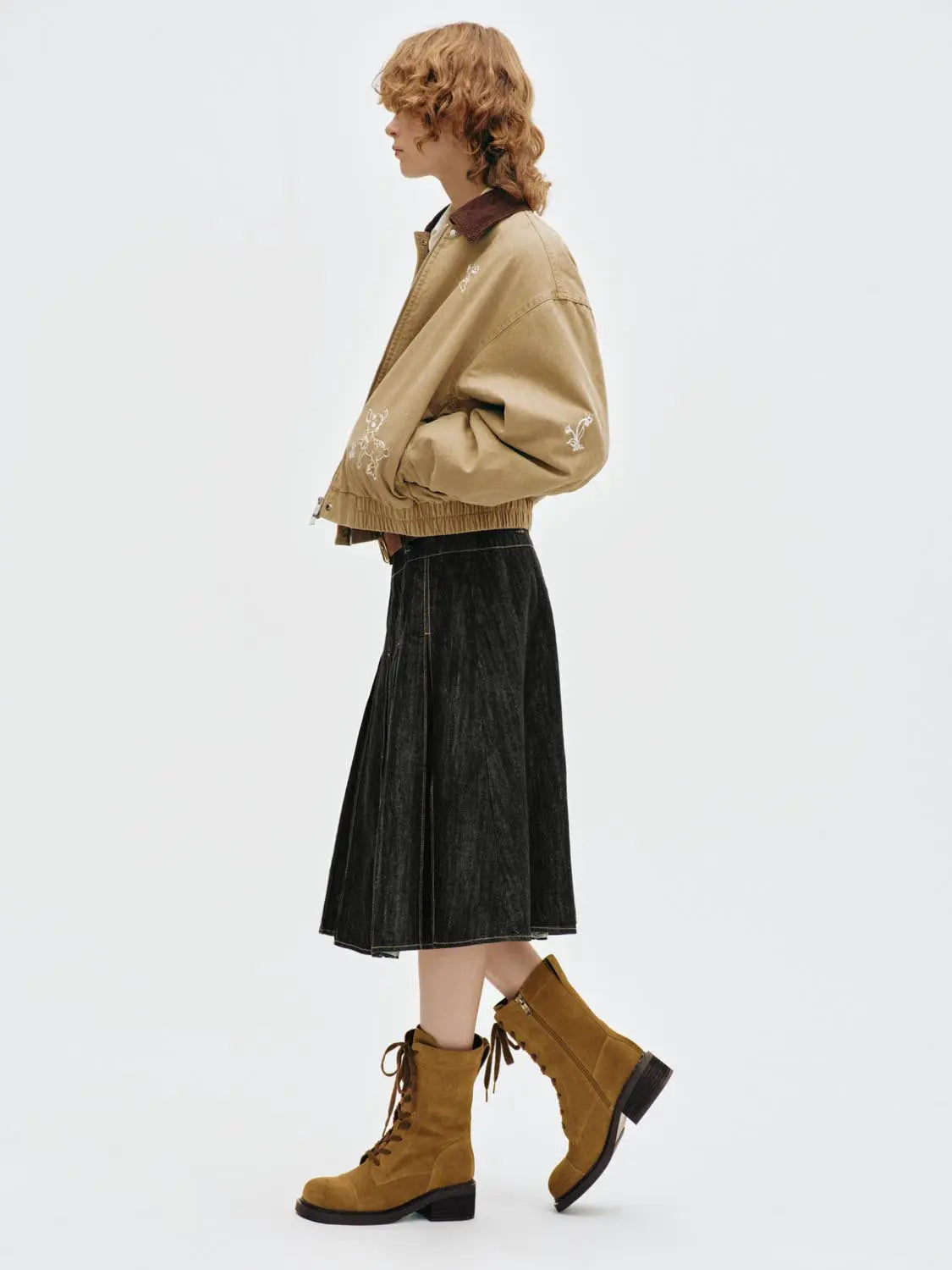 Padded jacket in beige with white embroidery; burgundy collar and elastic hem.