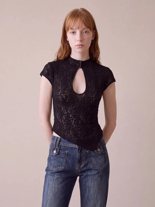 Figurbetontes T-Shirt mit Mock-Neck, kurzen Ärmeln, Knopf und Schlüssellochausschnitt mit Spitze