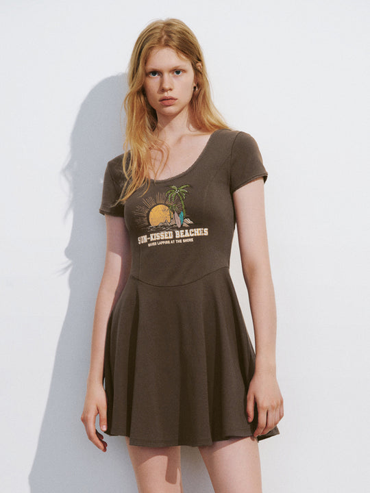 Abito a trapezio con scollo a giro stampato