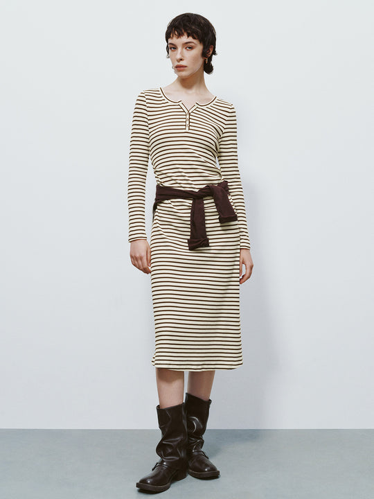 Robe trapèze moulante à col cranté