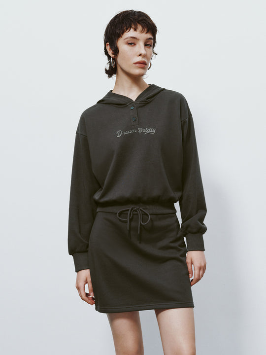 Abito largo con cappuccio stampato