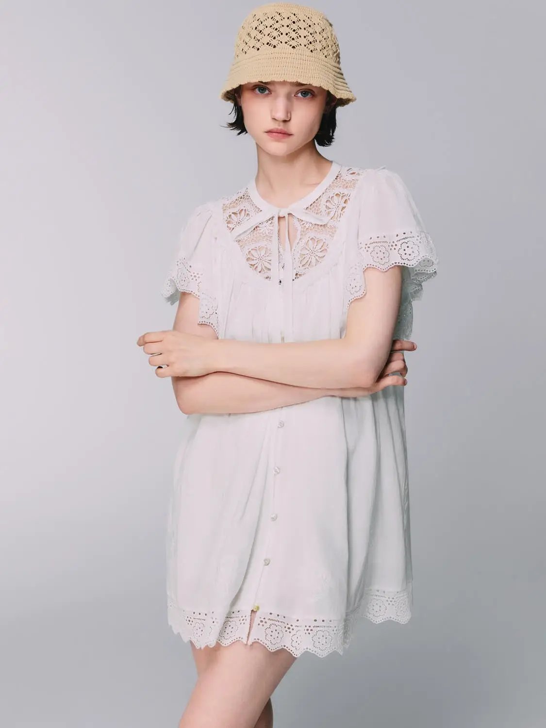 White cotton lace-collar dress with cuff details and scalloped hem, lightweight lining
