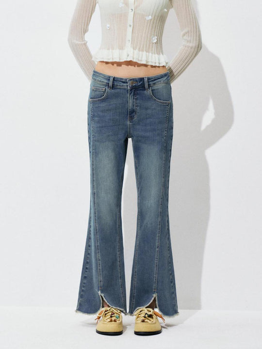 Jeans acampanados con abertura lateral