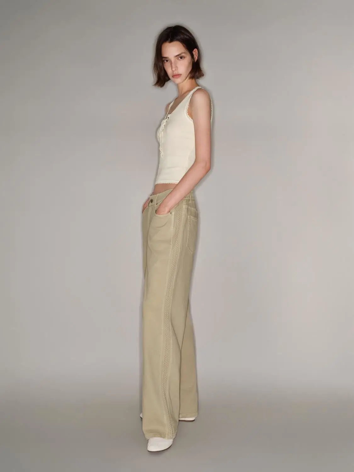 Casual jeans in beige with wide-leg silhouette, front pockets and tonal stitching