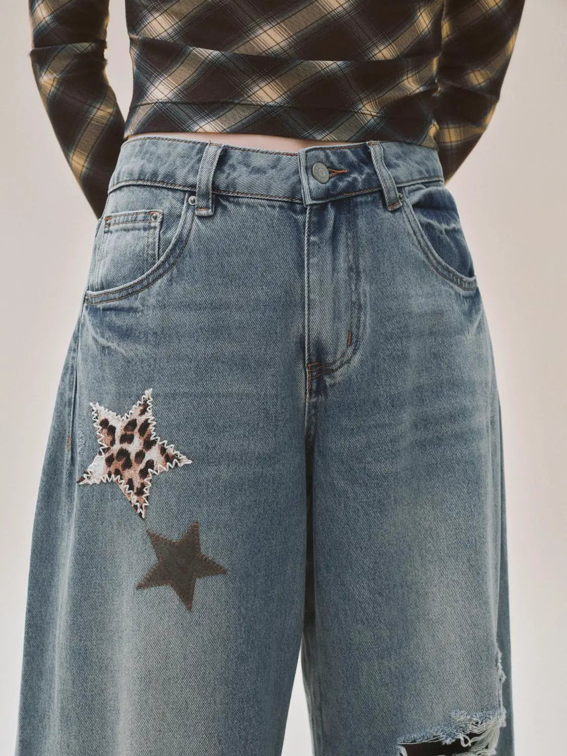Patchwork ripped wide-leg cotton jeans in light blue denim with leopard star patches, Urban Revivo Fashion.