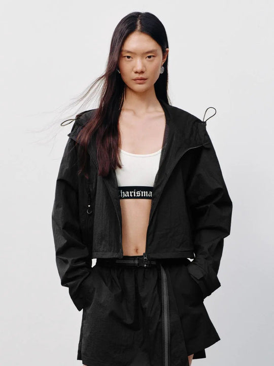 Giacca corta leggera con cappuccio, maniche lunghe e chiusura con cerniera