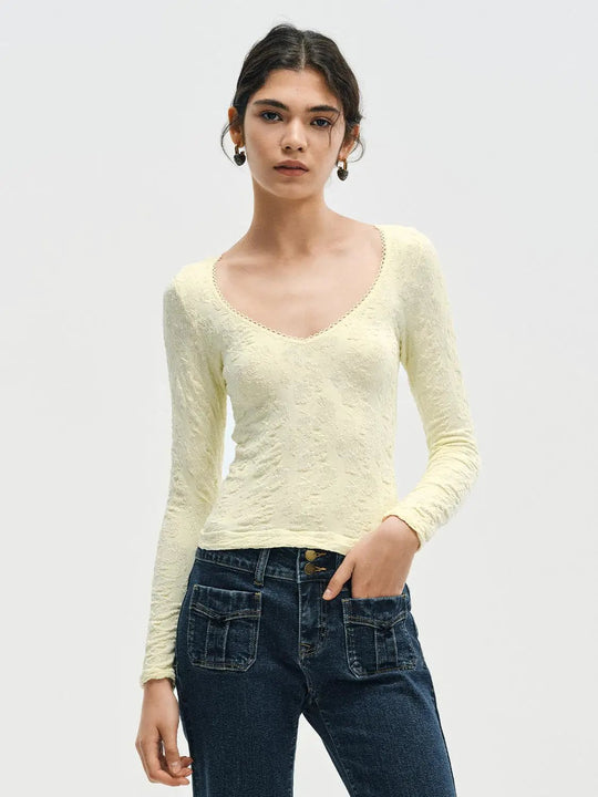 Top ajustado de punto con textura, estampado floral, cuello de pico y manga larga