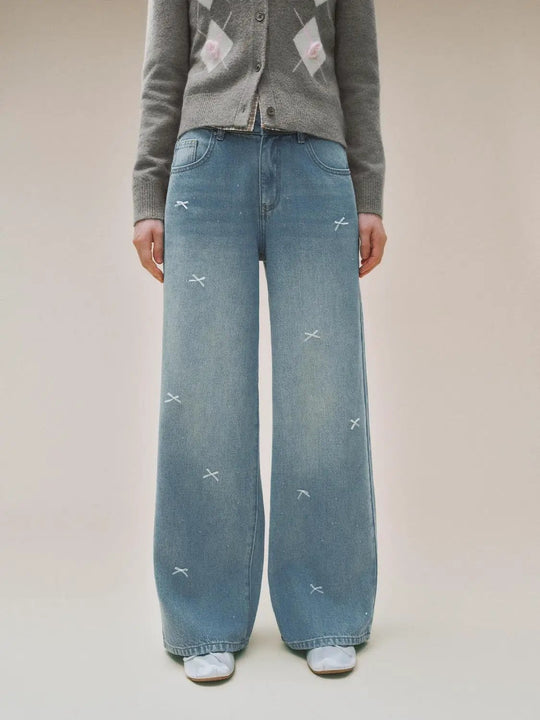 Jean en coton coupe large à broderie croisée dispersée