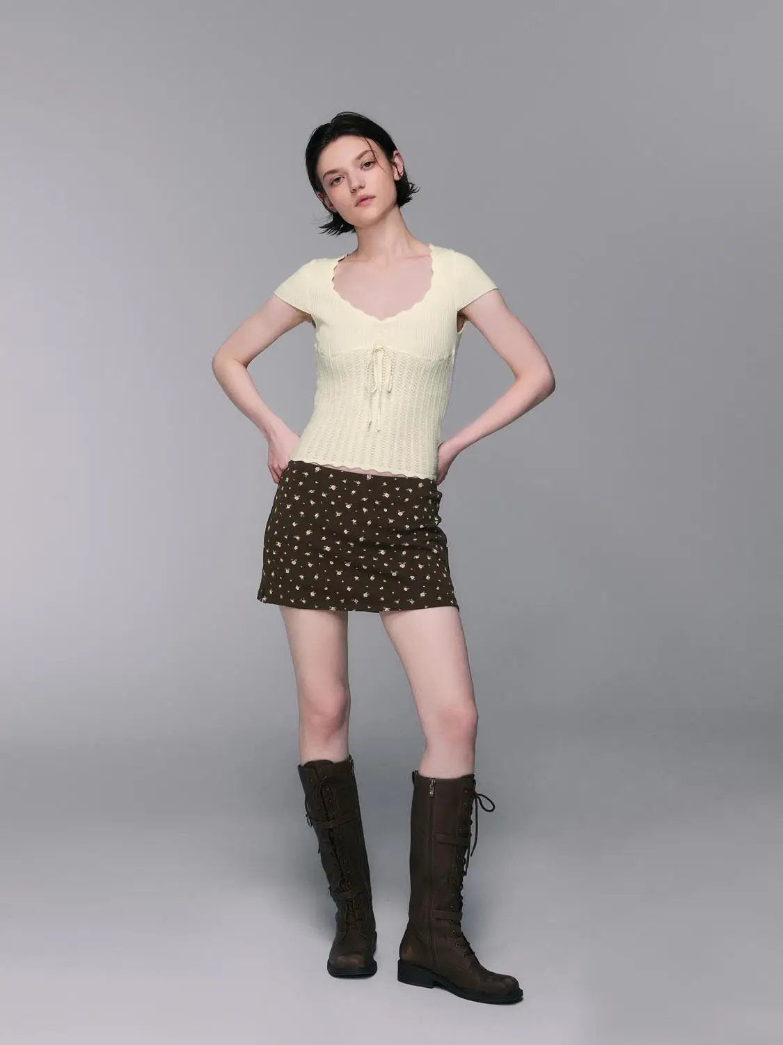 Knitwear blouse pale yellow, V-neck with scalloped lace, lightweight knit by Urban Revivo.
