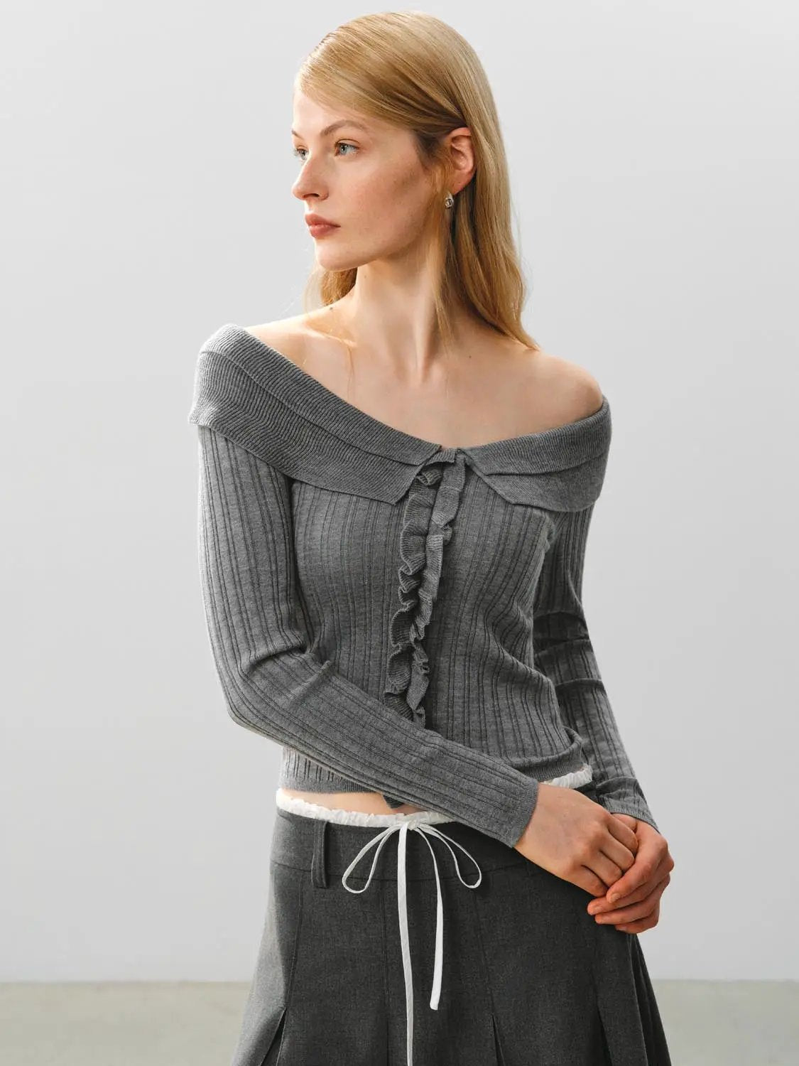 Knitted T-Shirts gray off-shoulder top with ribbed texture and front ruffle, Urban Revivo Fashion