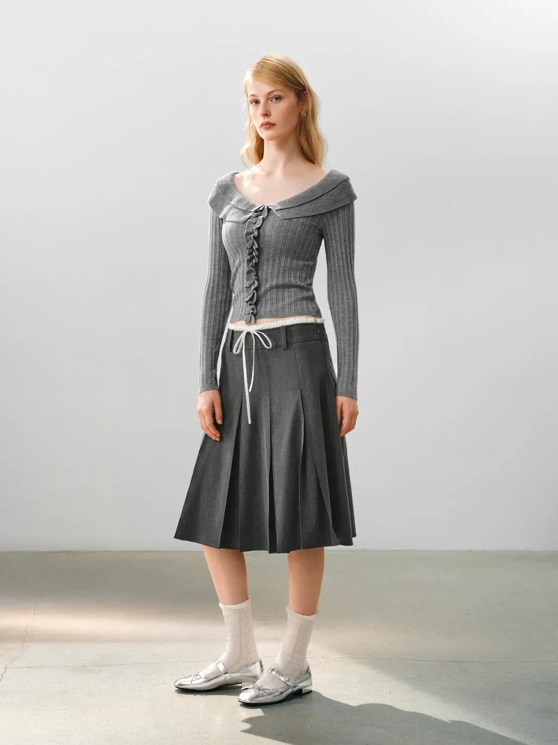 Knitted T-shirt by Urban Revivo in gray ribbed knit with ruffle-front placket.