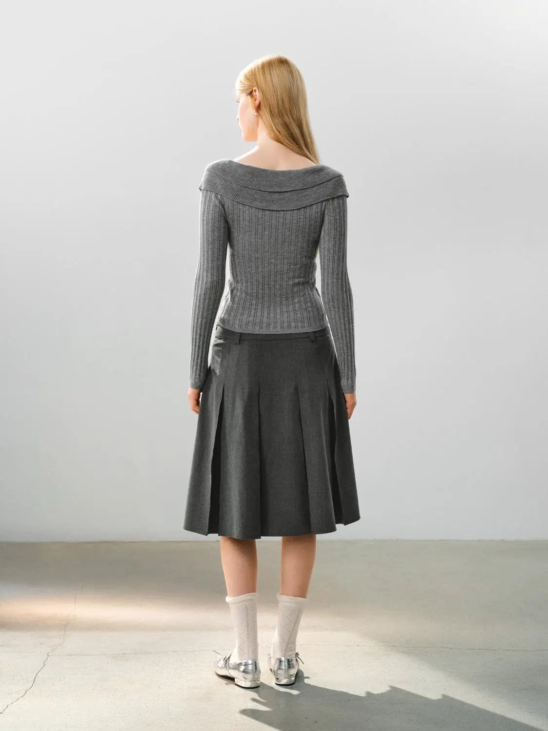 Knitted T-Shirts gray rib-knit top with off-shoulder folded neckline, paired with a dark gray pleated skirt (2-piece)