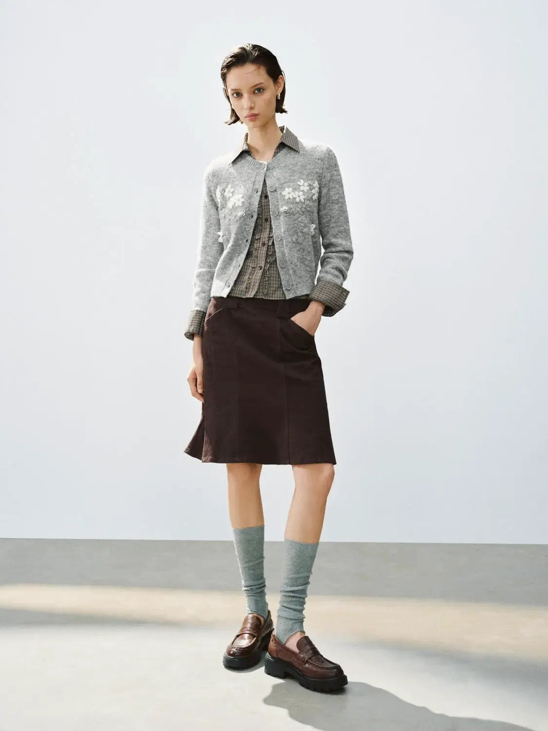 Floral embroidered crew-neck long-sleeve cardigan in gray knit fabric