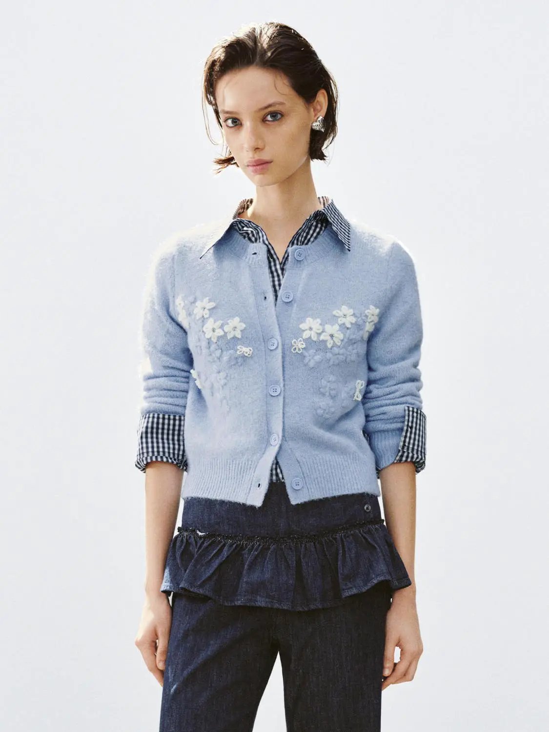 Floral embroidered blue knitted cardigan with crew neck and long sleeves